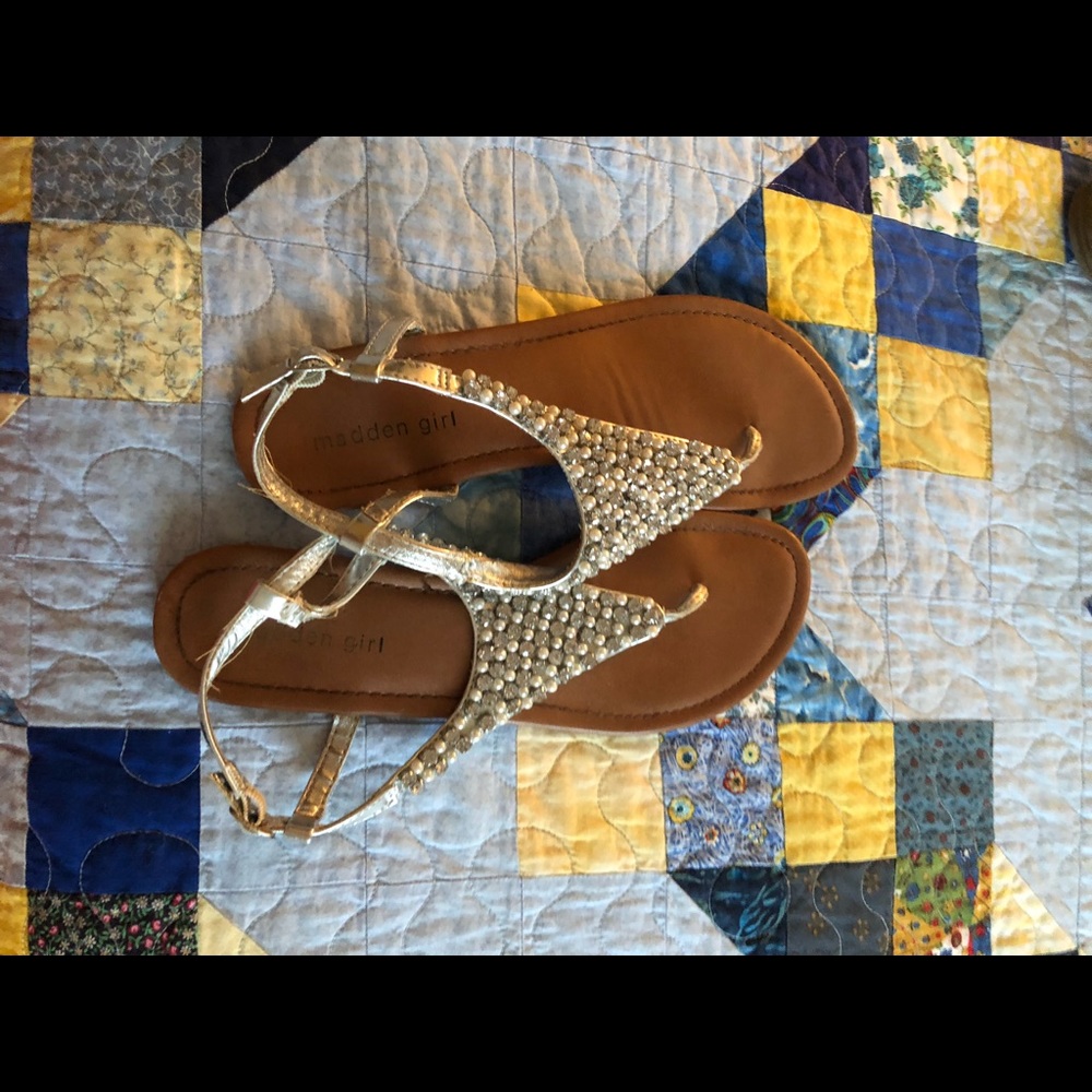 Flat sandals